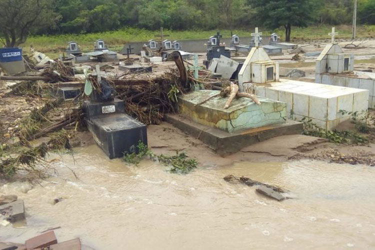Chuva forte causa prejuízos e derruba muros de cemitério na cidade de Condeúba