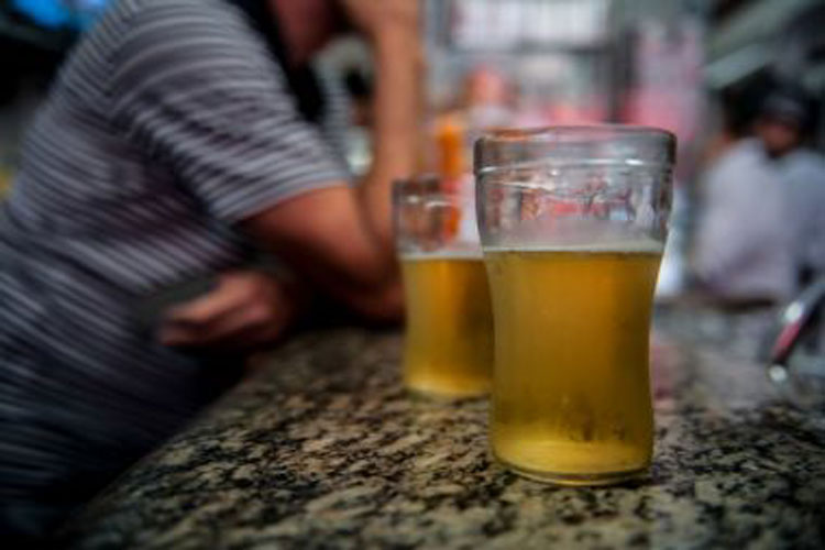 Risco de AVC e infarto são maiores com consumo excessivo de álcool em pouco tempo
