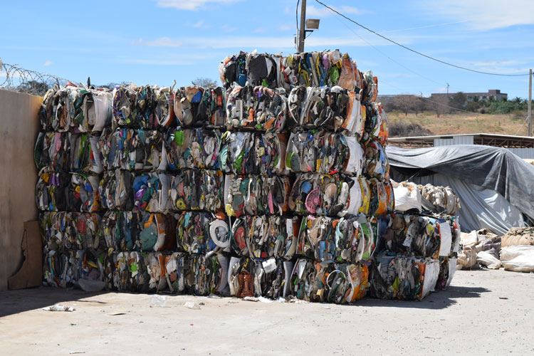 Brumado receberá cooperativa para fabricação de vassouras de reciclados