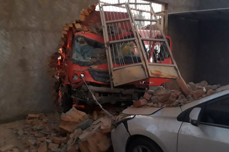 Motorista de caminhão boiadeiro perde freio e bate em 7 veículos na cidade de Guanambi