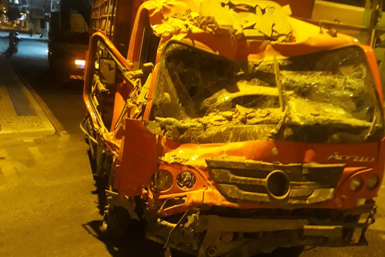 Motorista de caminhão boiadeiro perde freio e bate em 7 veículos na cidade de Guanambi