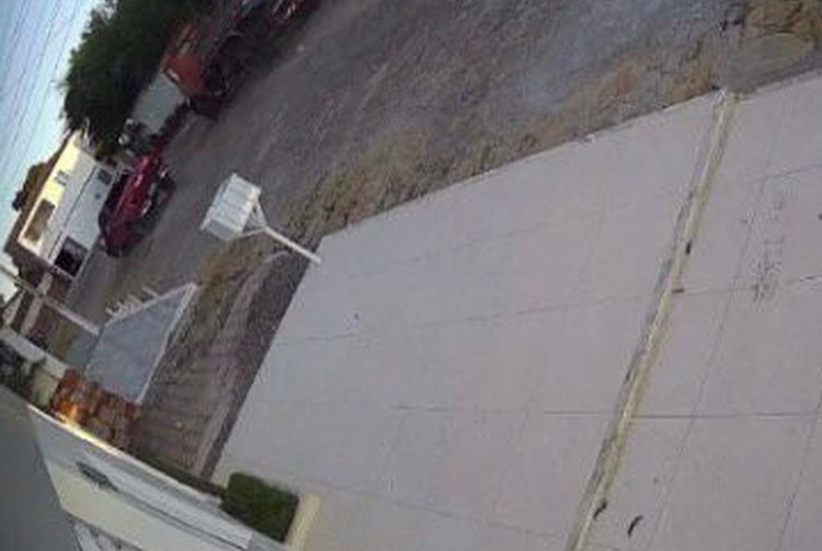 Homem morre após ser atropelado por carro quando estava sentado na porta de casa na Bahia