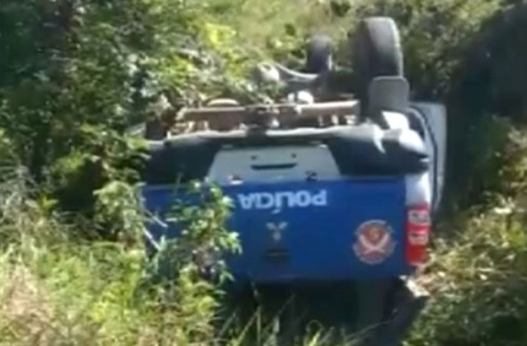 Policial sofre mal-estar ao dirigir viatura e veículo capota na Ilha de Itaparica