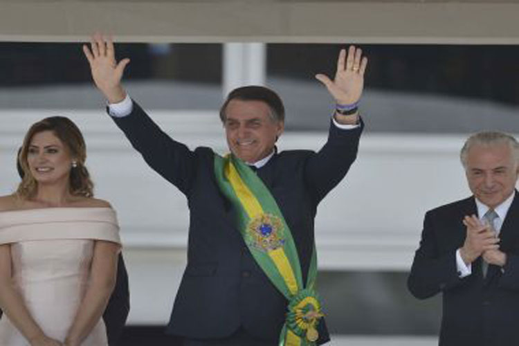 'Vamos restabelecer ordem no Brasil', diz Bolsonaro
