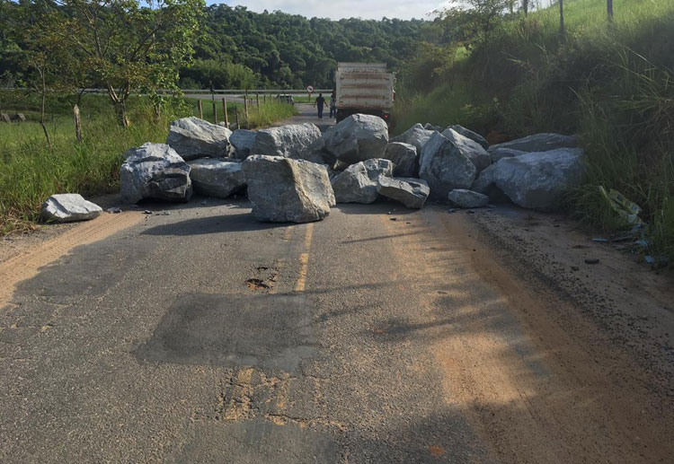 Prefeitura coloca pedras em estrada para impedir que motoristas fujam das barreiras sanitárias em Macaé