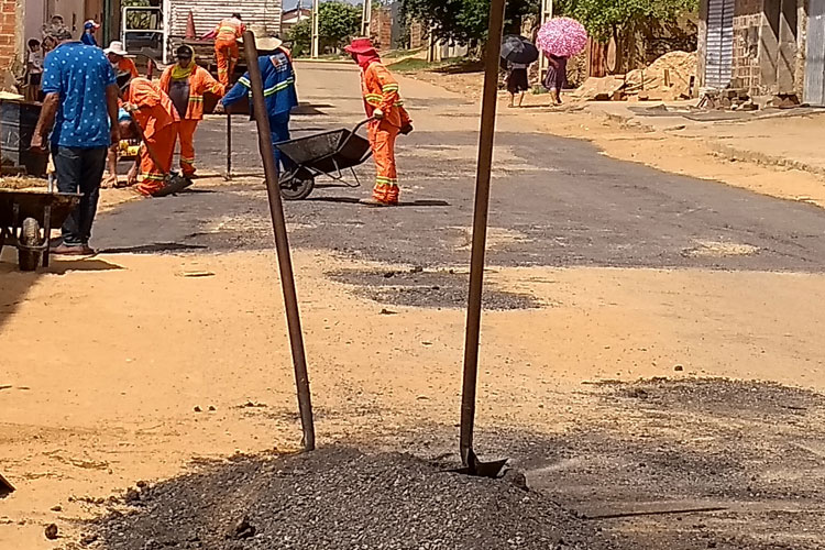 Brumado: Após anos de cobranças, Estado realiza tapa buracos na Cleóbolo Meira Leite