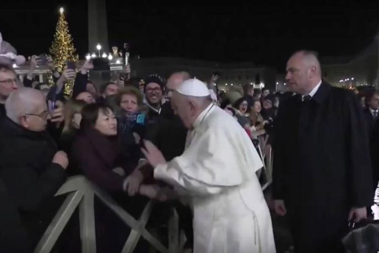 Papa Francisco se irrita com fiel que o puxou pelo braço no Vaticano