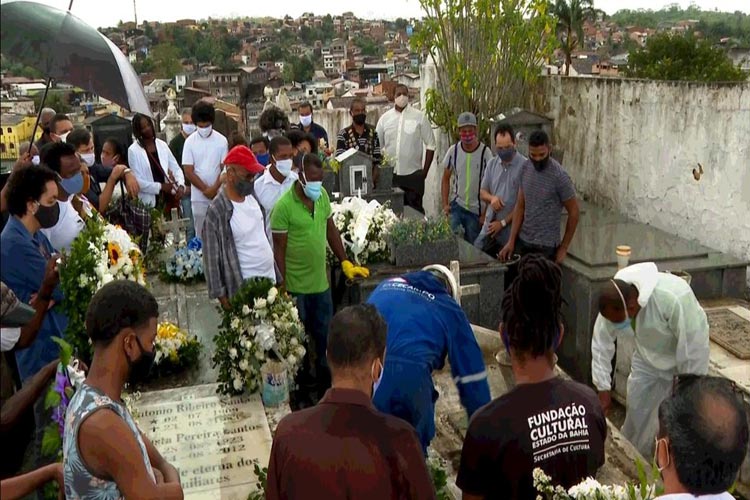 Jorge Portugal é enterrado sob aplausos em Santo Amaro