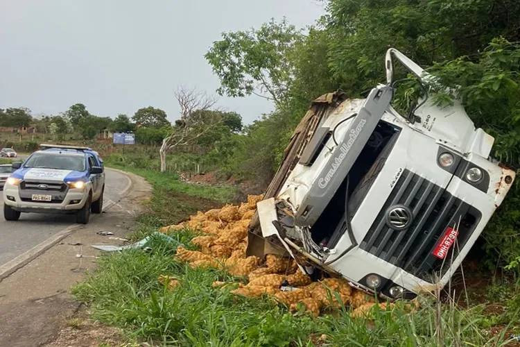 Caetité: Caminhão carregado com batatas tomba na BR-030 e casal fica ferido