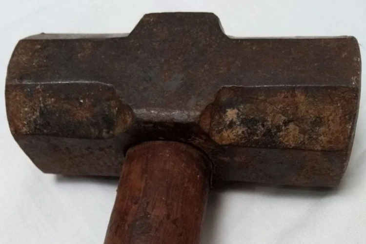 Homem quebra marquise do vizinho com marreta e ameaça idosa em Rio do Antônio