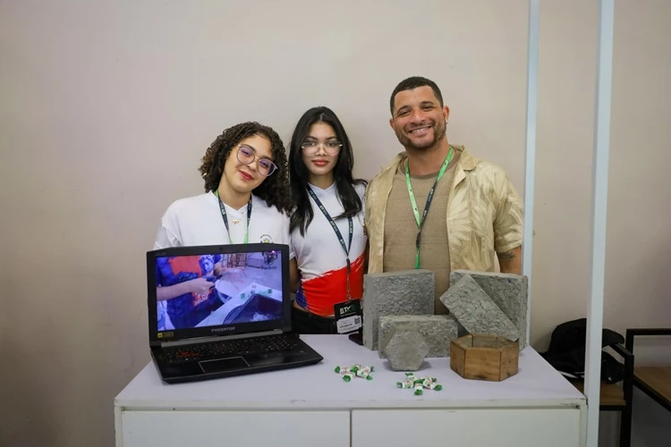 Estudantes de Vitória da Conquista criam piso intertravado que substitui brita por plástico