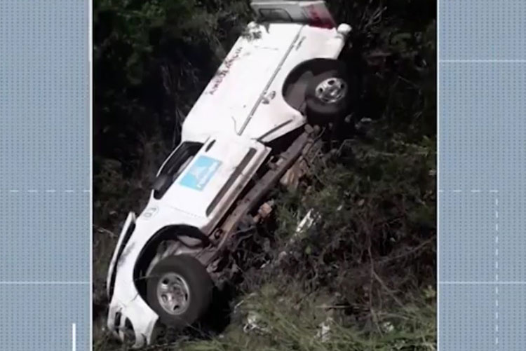 Pai e filho morrem após ambulância capotar a caminho de hospital