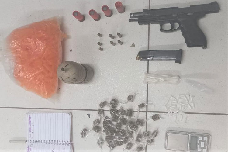 Homem é preso com armas, munições e 52 pinos de cocaína na BA-526