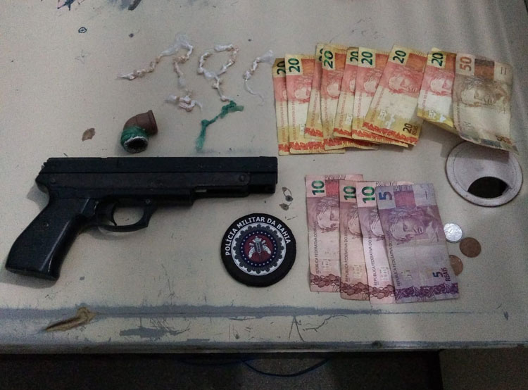 PM prende indivíduo com drogas e simulacro de pistola em Guanambi