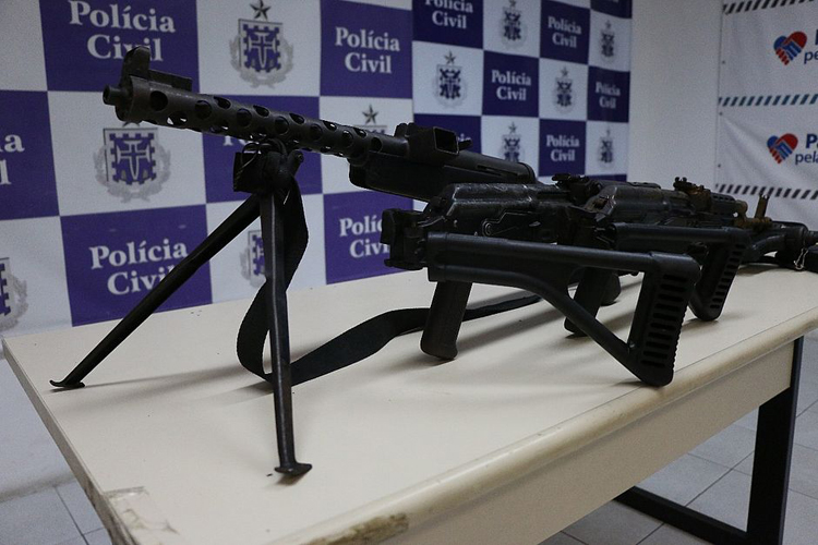 Policiais recebem R$ 1,4 milhão por apreensão de armas na Bahia