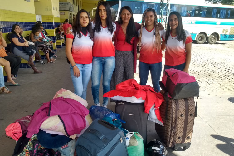Brumado: Meninas do futebol feminino embarcam com sonho de atuar no Estrelas de Guarulhos