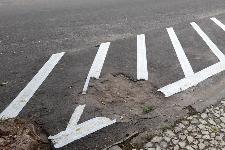 Buraco é sinalizado como apropriado para estacionamento na porta da prefeitura de Brumado