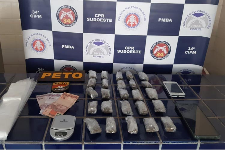 Indivíduos são detidos com drogas na Rua Padre Feijó em Brumado