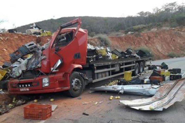 Motorista sai ileso após caminhão tombar e ficar completamente destruído em Rio de Contas