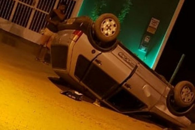 Motorista perde controle e capota veículo no Anel Rodoviário em Guanambi