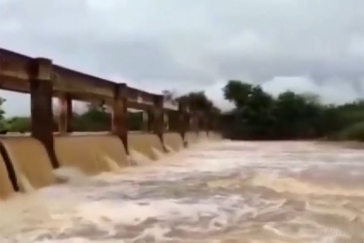 Barragem do Poço Magro transborda com as últimas chuvas em Guanambi