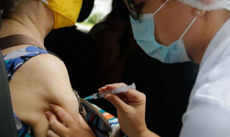 'A vacina não é passaporte da imunidade', alerta infectologista baiano