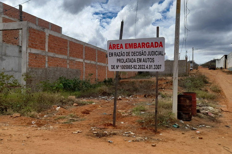 Brumado: Prefeitura embarga obras em terrenos da União após liminar judicial