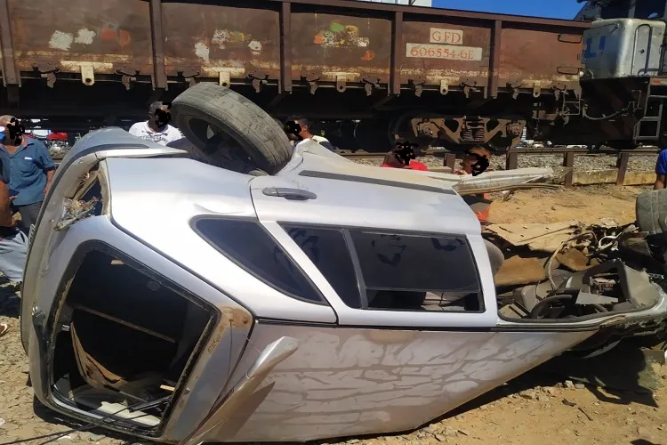 Carro fica destruído após ser atingido por trem em linha férrea na cidade de Tanhaçu