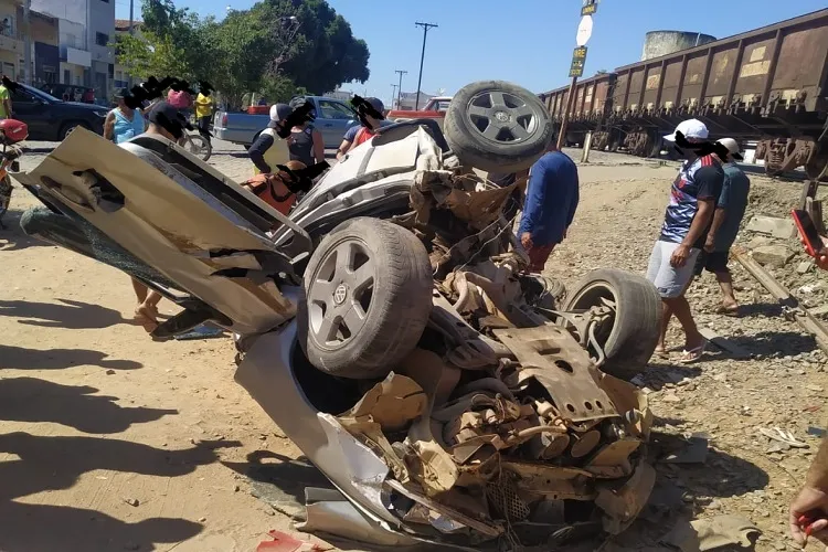 Carro fica destruído após ser atingido por trem em linha férrea na cidade de Tanhaçu
