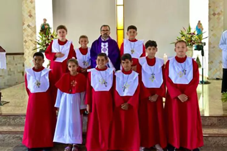 Nove coroinhas são investidos na Paróquia São Pedro Apóstolo em Aracatu