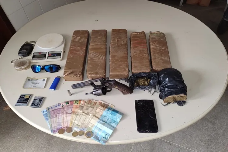 PM apreende 5 kg de maconha e arma com dois homens em Guanambi