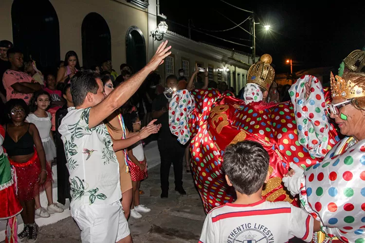 Rei Momo recebe a chave da cidade e anuncia abertura oficial do Carnaval de Rio de Contas