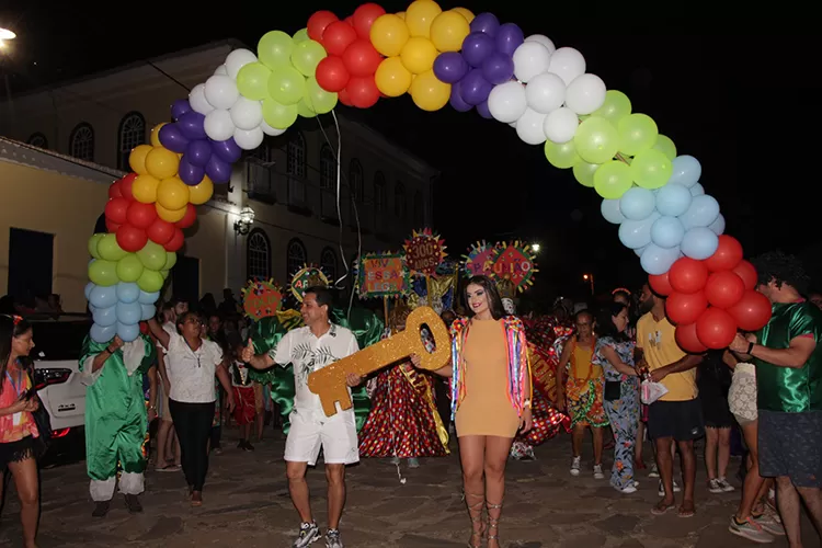 Rei Momo recebe a chave da cidade e anuncia abertura oficial do Carnaval de Rio de Contas