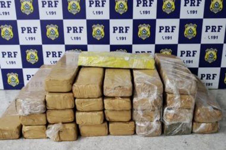 PRF prende casal com 30kg de maconha em Vitória da Conquista