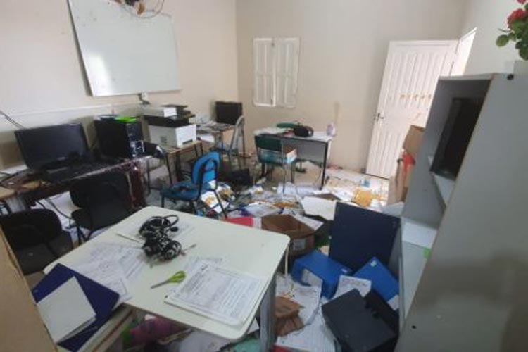 Vândalos destroem escola localizada ao lado da casa do prefeito de Aracatu