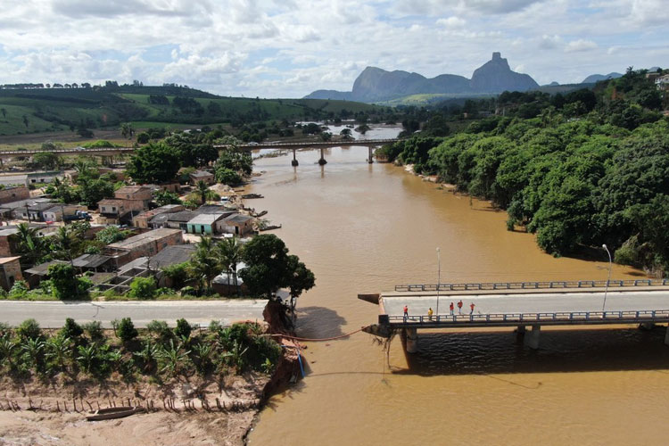 Após chuva, áreas de risco em Itamaraju ficam destruídas