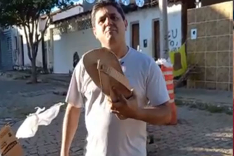 Esgotos Estourados: “Prefeito de Brumado merece uma chinelada na bunda”, protesta professor