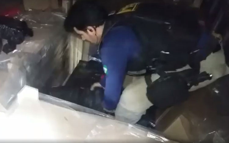 PRF apreende 1,5 tonelada de maconha escondida em caminhão com embalagens no oeste da Bahia