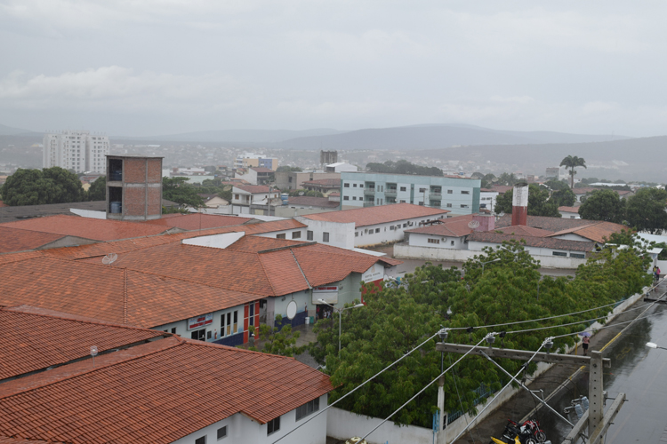 Chove em Brumado na manhã desta segunda-feira (13)