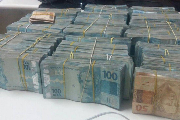Polícia encontra mais de R$ 840 mil em espécie dentro de carro no Rio de Janeiro