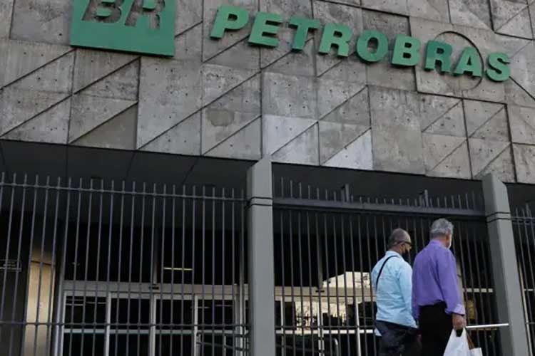 Petrobras aumenta preço da gasolina para distribuidoras