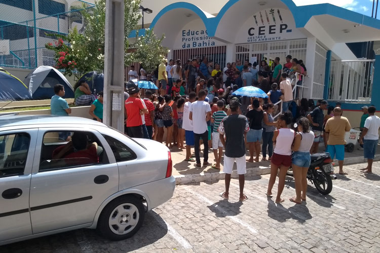 Acampados há quatro dias, pais e alunos tentam garantir vagas no CEEP de Brumado