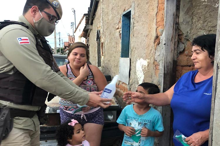 Guanambi: 17º Batalhão de Polícia Militar distribui máscaras e álcool gel para a população