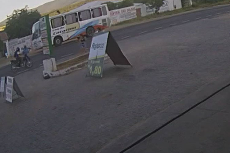 Vídeo flagra momento em que idoso é atropelado por moto ao tentar atravessar a BA-148 em Brumado