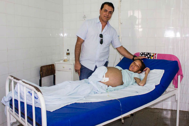 Igaporã: Jovem com 'barriga gigante' é transferida para hospital de Salvador
