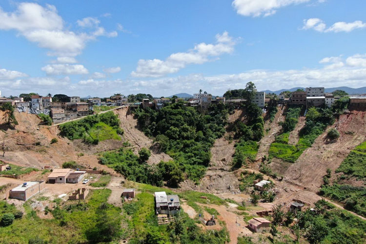 Após chuva, áreas de risco em Itamaraju ficam destruídas