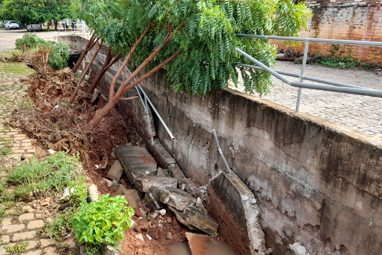Muro de canal pluvial desaba em Brumado e estrutura frágil da obra preocupa moradores