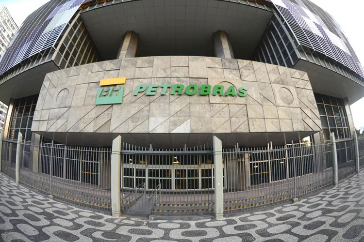 Petrobras reduz preço da gasolina em R$ 0,20 por litro nas refinarias