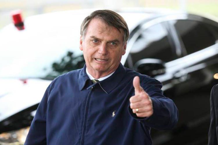 Presidente Jair Bolsonaro tem alta em Brasília após sofrer queda