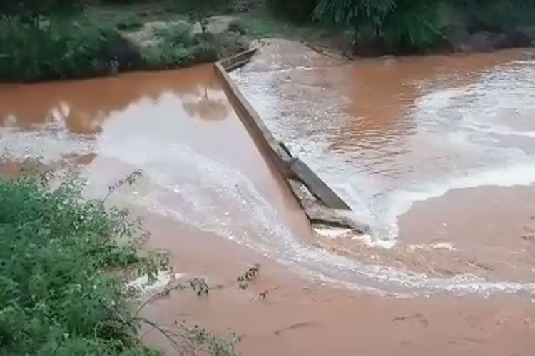 Brumado: Chuva rompe barramento no distrito de Umburanas e populares denunciam obra mal executada pela prefeitura